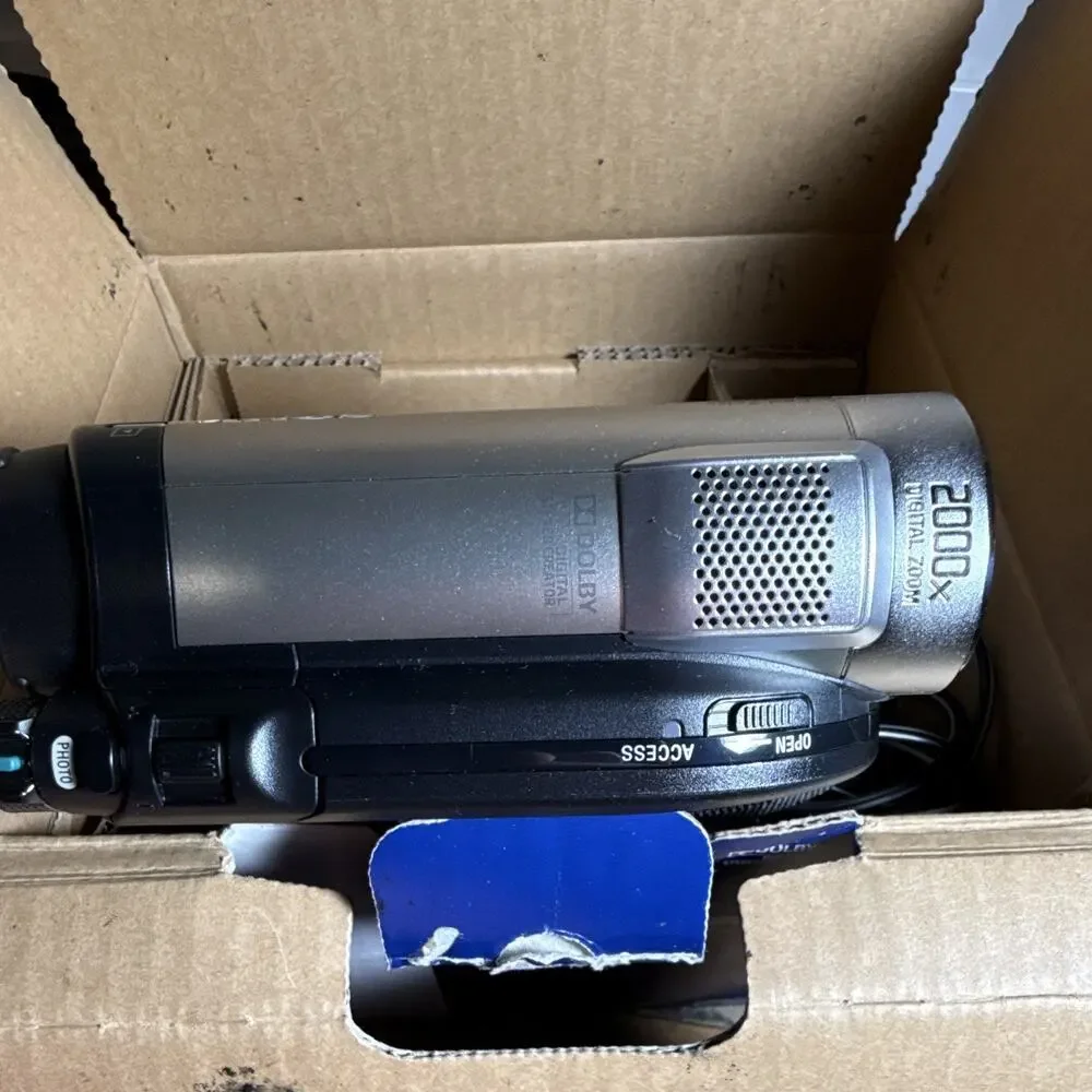 Sony Handycam DCR-DVD650 SD Camcorder 60x DVD/Memory Stick Touch LCD - UNTESTED
